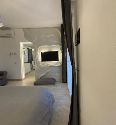 Lugana House | Discover Oceanfront Comfort at SirmioneRooms, Rated 9.3/10