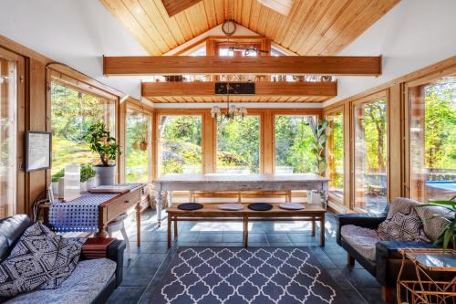 Espoo Villa | Experience Sirpa's Artistic Nuuksio Retreat with Heated Pool