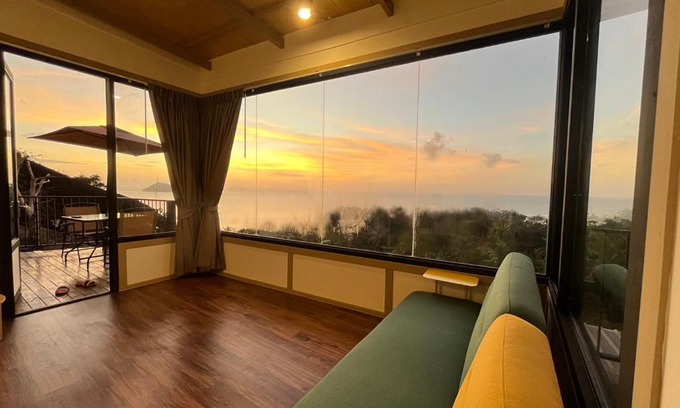 Haad Pleayleam Villa | Cozy Sis and Sea Residence with Inviting Hot Tub