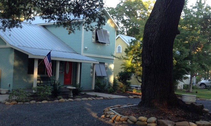 Southport House | Experience Sis's Cottage - Ocean View Retreat in Southport