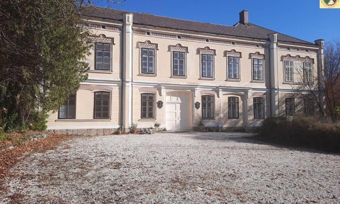 Reichenau an der Rax Apartment | Family-Friendly Sisi-Schloss Rudolfsvilla for 24 Guests