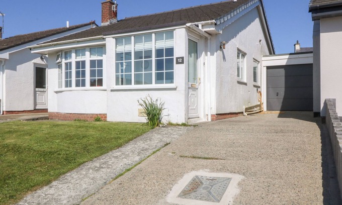 Rhosneigr House | Family-Friendly SISIAL-Y-MOR Cottage with Ocean View