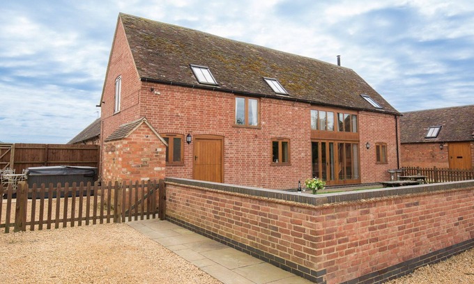 Bidford-on-Avon Cottage | Inviting Siskin Barn: Family-Friendly Retreat Near Stratford