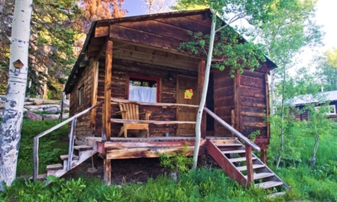Clark Cabin | Cozy Sisters Cabin: Pet-Friendly Getaway by Steamboat Lake