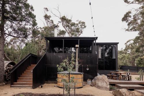 Spring Beach House | Cozy Cliff Top Cabin with Hot Tub - Family Friendly Retreat
