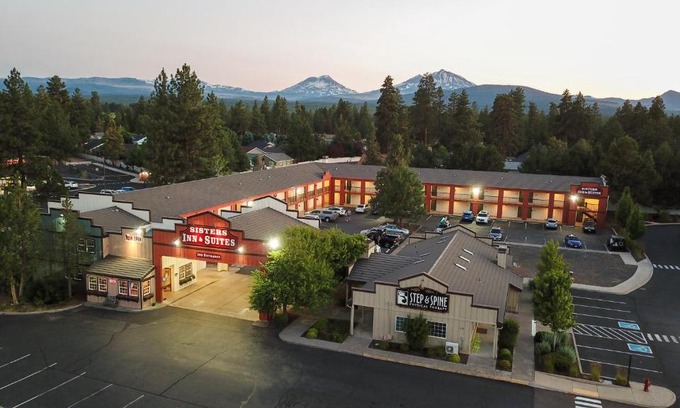Sisters Hotel | Pet-Friendly Sisters Inn & Suites with Family Amenities