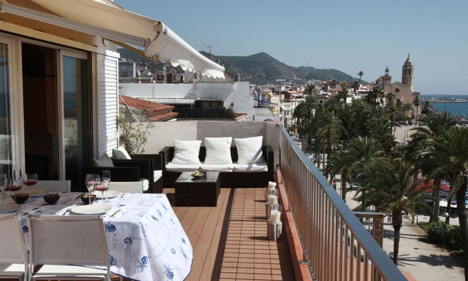 Sitges Town Center Apartment | Beachfront Sitges Views with Ocean and Pet-Friendly Amenities