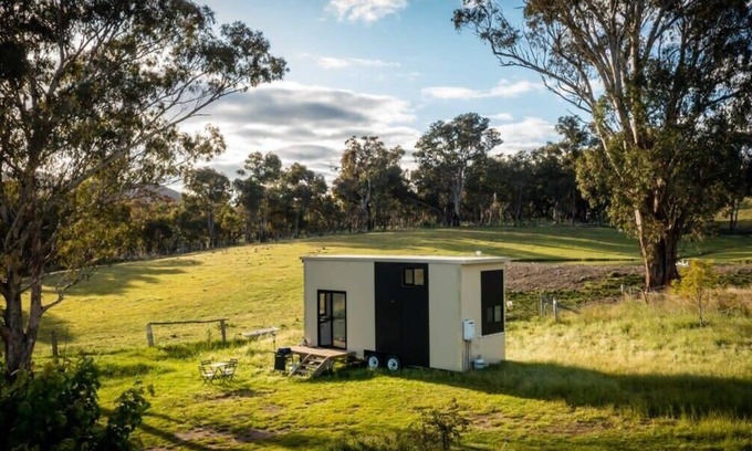 Windeyer House | Cozy Sithuri Tiny House with Breakfast & Family Amenities