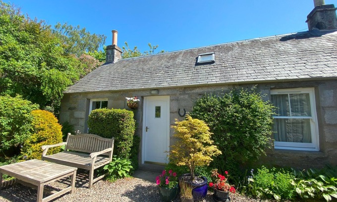 Pitlochry Cottage | Serene Escape with Kitchen, Perfect for Couples