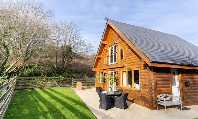 Little Petherick Cabin | Discover Relaxation in Little Petherick's Enchanting Retreat