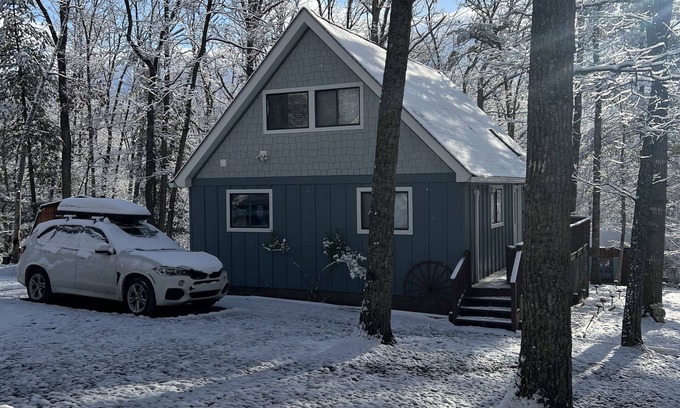 Bergton House | Mountain Chalet Retreat with She-Shed Near Ski Resort