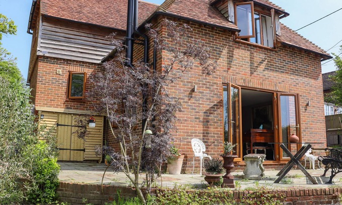 Beckley Cottage | Cozy Six Acres House: Pet-Friendly Retreat in Peasmarsh