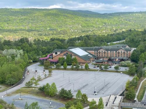 Queensbury Resort | Family-Friendly Six Flags Great Escape Lodge & Waterpark