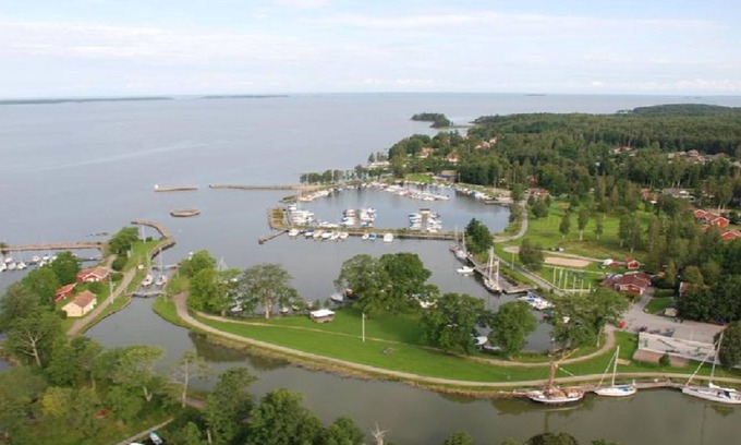 Sjotorp House | Relaxing Stay at Sjötorp Vandrarhem with Spa & Breakfast