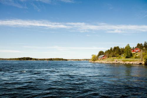 Vaxholm Hotel | Welcoming Sjövillan B&B: A Family-Friendly Retreat
