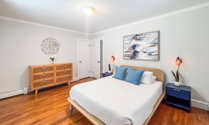 Newton Corner House | SJ2 - Spacious 6-bedroom home in welcoming Newton - 15 Min to Boston!