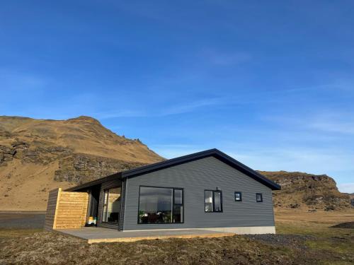 Skogar Apartment | Discover Skógar Lodge: Family-Friendly with Hot Tub & Kitchen