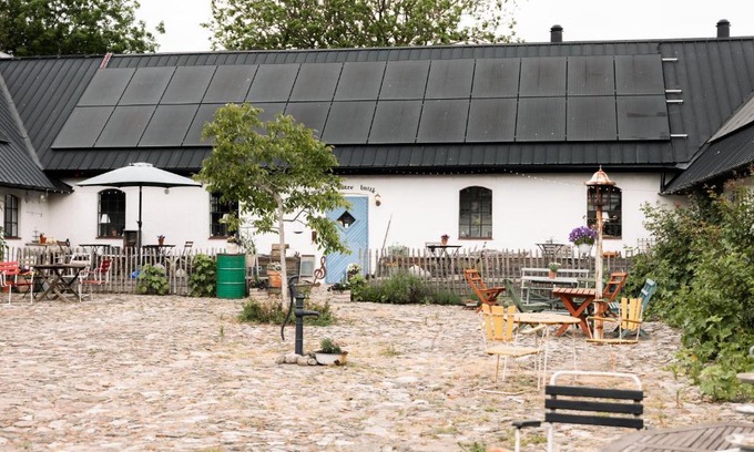 Simris Bed & Breakfast | Discover Sköllengården: Pet-Friendly Retreat with Hot Tub