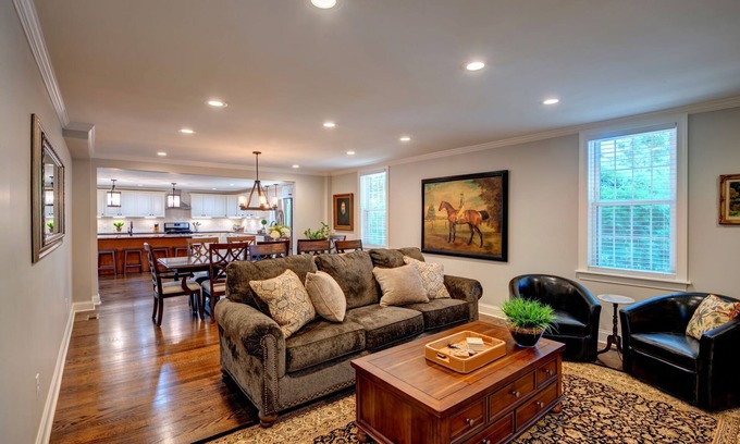 Sennett House | Pet-Friendly Retreat in Skaneateles Near Downtown Amenities