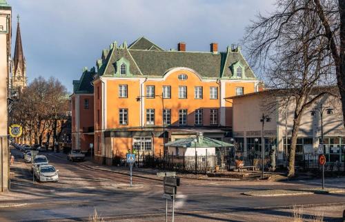 Norra Skara Hotel | Comfortable Stay at Skara Stadshotell - Pet Friendly & Accessible