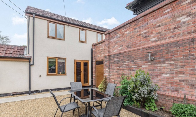 Alfreton Apartment | SKEI'S PLACE, pet friendly, with a garden in Golden Valley
