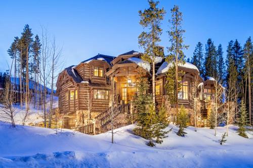 Four O'Clock House | Inviting Ski Bridge Lodge - Perfect for Ski In/Ski Out Stays