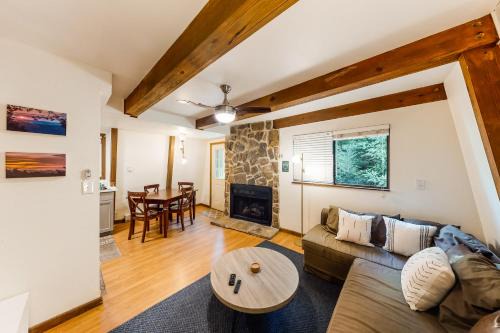 Banner Elk Apartment | Discover Ski Country 82A: Pet-Friendly Retreat with Hot Tub