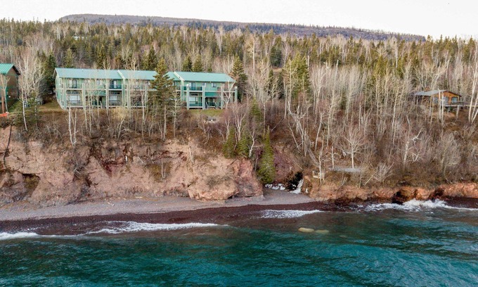 Tofte Apartment | Lakefront Tofte Townhome with Deck and Family-Friendly Space