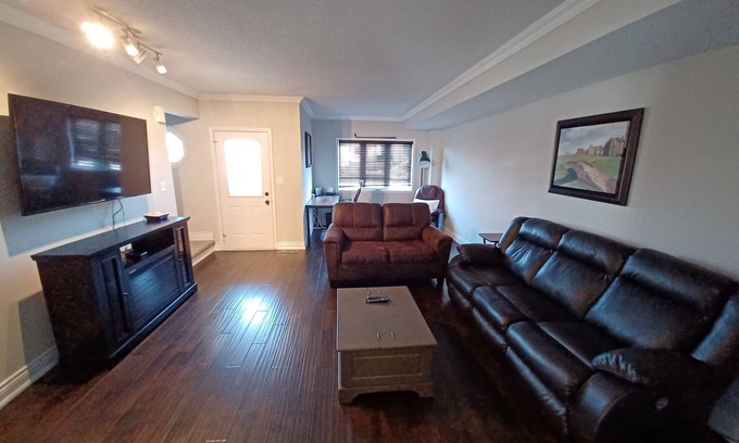 Barrie House | Perfect Getaway Near Ski Hills and Hockey Rinks