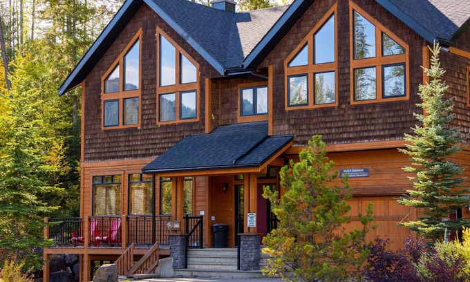 East Kootenay Ski Chalet | Perfect Retreat: Ski Access, Hot Tub & 9.8/10 Guest Rating