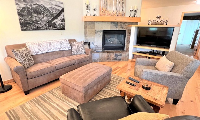 Breckenridge Ski Chalet | Charming Ski-In Retreat with Hot Tub in Breckenridge