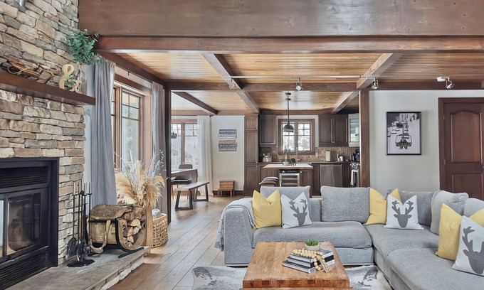 Saint-Faustin-Lac-Carre Ski Chalet | Experience Ski-in/Ski-out Bliss with Hot Tub & Pool Table