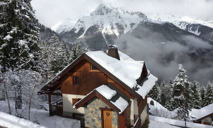 Oz Ski Chalet | Convenient Ski-In, Ski-Out Retreat with Mountain Views