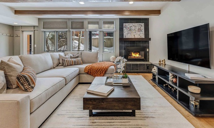 Aspen Apartment | Guest Rated 10/10: Aspen Condo with Pool & Ocean View