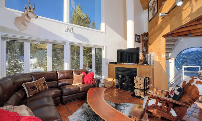 Big Sky House | Cozy Ski-In/Out Retreat with Hot Tub & Stunning Views