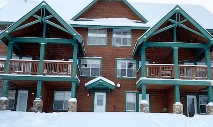 Snowshoe House | Family-Friendly Ski-in/Out Townhouse with Pet Amenities