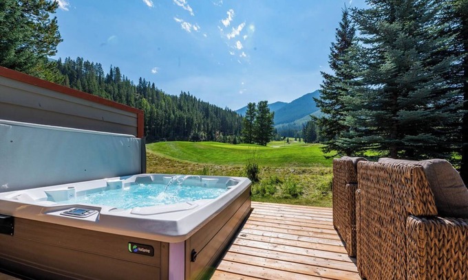 East Kootenay Ski Chalet | Experience Ski-in/Out Bliss with Private Hot Tub & Views