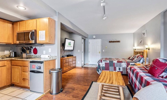 Four O'Clock Apartment | Perfect Ski-In/Out Retreat with Hot Tubs & Town Access