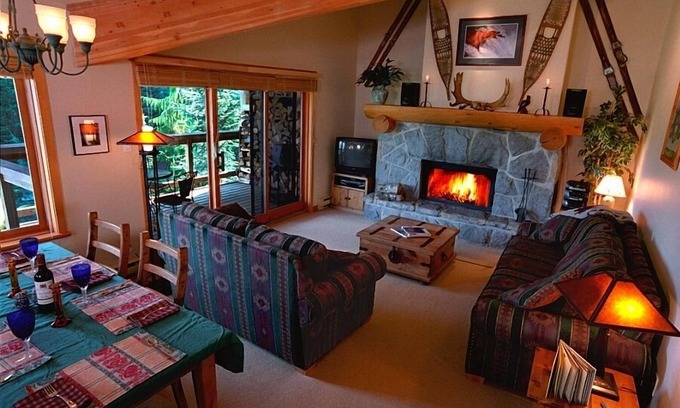 Nordic Estates House | Inviting Ski-in & Out Retreat with Hot Tub and Fireplace