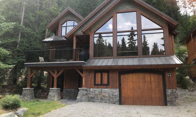 East Kootenay House | Luxury Ski-In Panorama Cabin with Private Hot Tub & Pool