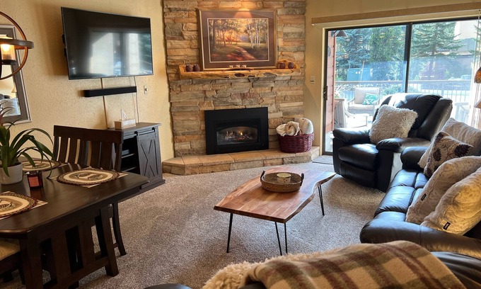 Peak 9 Condo | Mountainwood Condo: Ski In/Out & Steps from Town