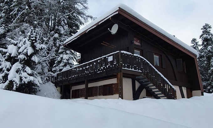 La Lechere Ski Chalet | Exclusive Ski-in, Ski-out Access with Pool and Spa