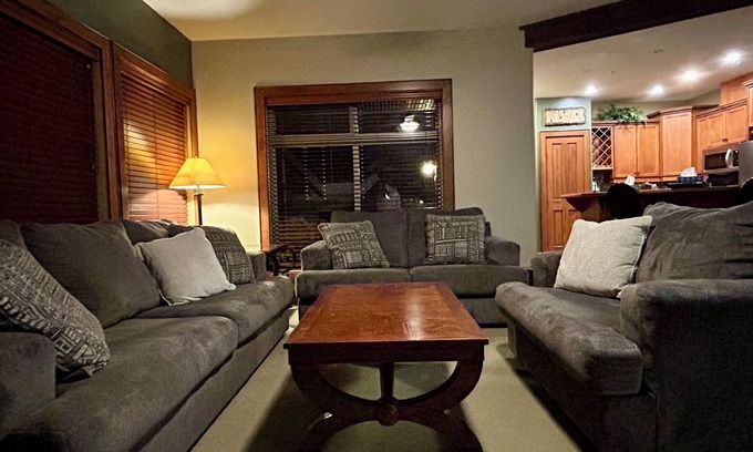 Big White Ski Resort Ski Chalet | Family-Friendly Ski-In/Ski-Out Chalet in Happy Valley