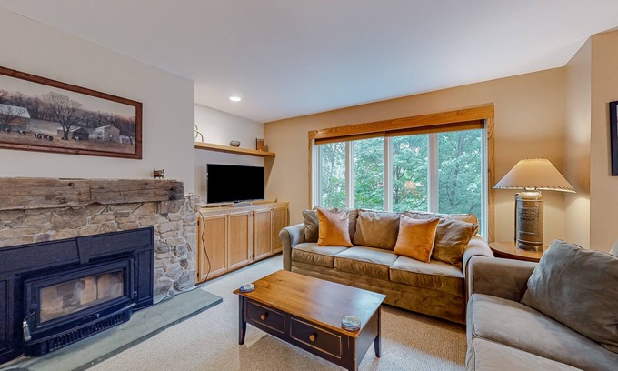 Warren Condo | Charming Ski-in/Ski-out Condo with Pool & Mountain Views