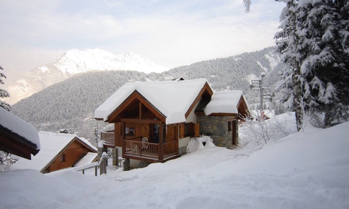 Oz Ski Chalet | Direct Ski Access Chalet with Breathtaking Views & Free WiFi
