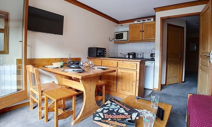 Les Bruyeres Apartment | Stunning Mountain View Hotel with Balcony in Les Menuires