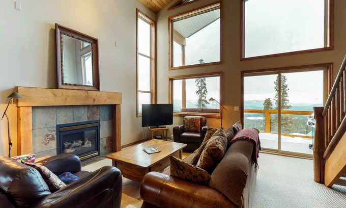 Snow Pine Estates Apartment | Dog-Friendly Ski-in/Ski-out Retreat with Private Hot Tub