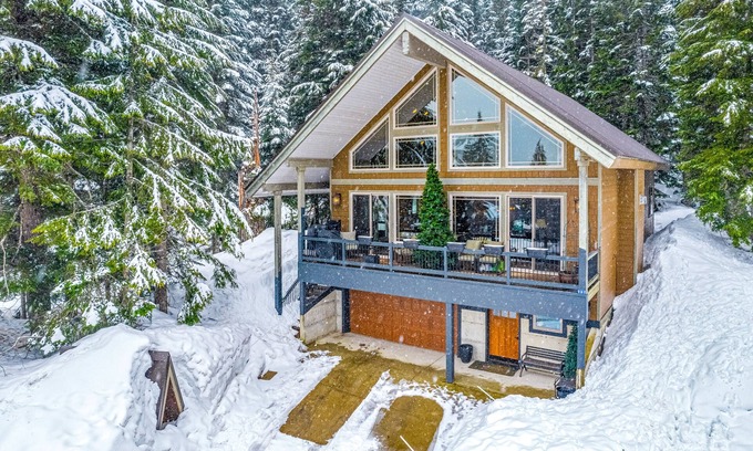 Hyak Cabin | Inviting Ski-in/Ski-out Cabin with Mountain Views & Fireplace
