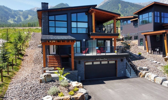 East Kootenay House | Relaxing Resort Near Chairlift with Spa & Hot Tub Access
