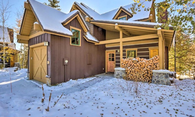 Tamarack Resort House | Cozy Donnelly Townhome with Hot Tub and Ski-In/Ski-Out Access